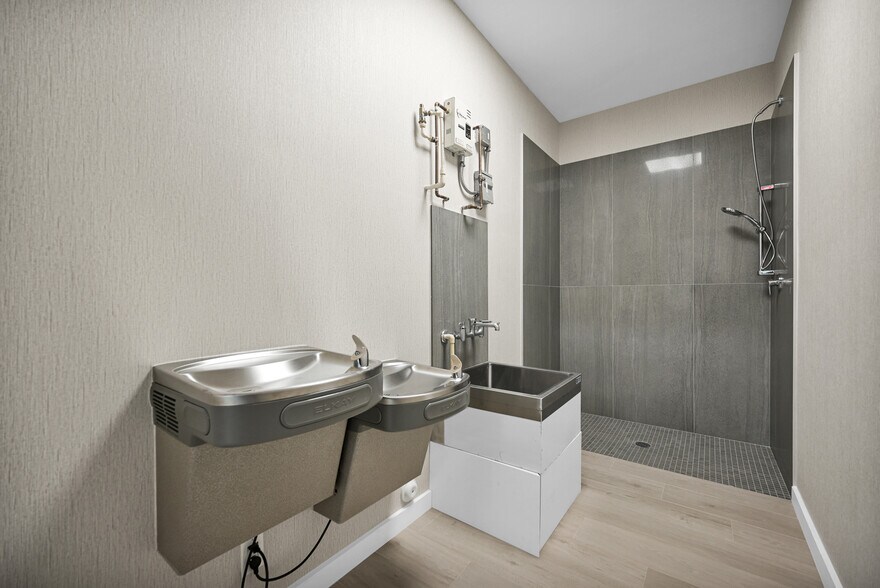 More Photos Of 221 NE 67th St, Miami Warehouse For Sale