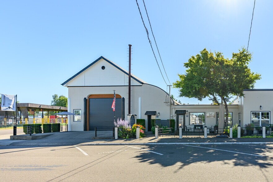 More Photos Of 258 N Kutch St, Carlton Storefront For Lease