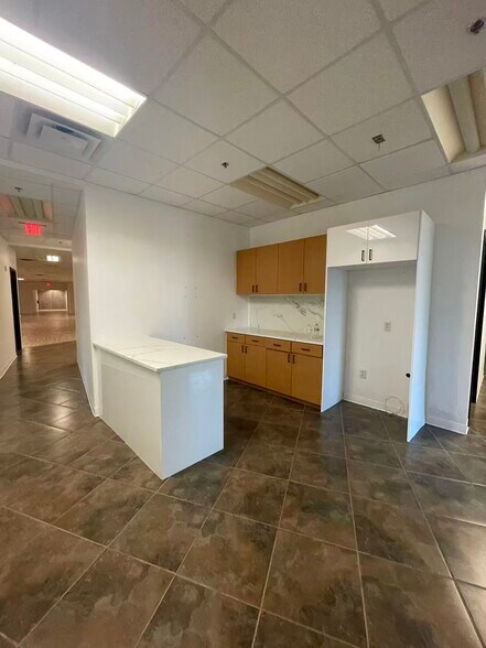 More Photos Of 7075 Kingspointe Pky, Orlando Showroom For Lease