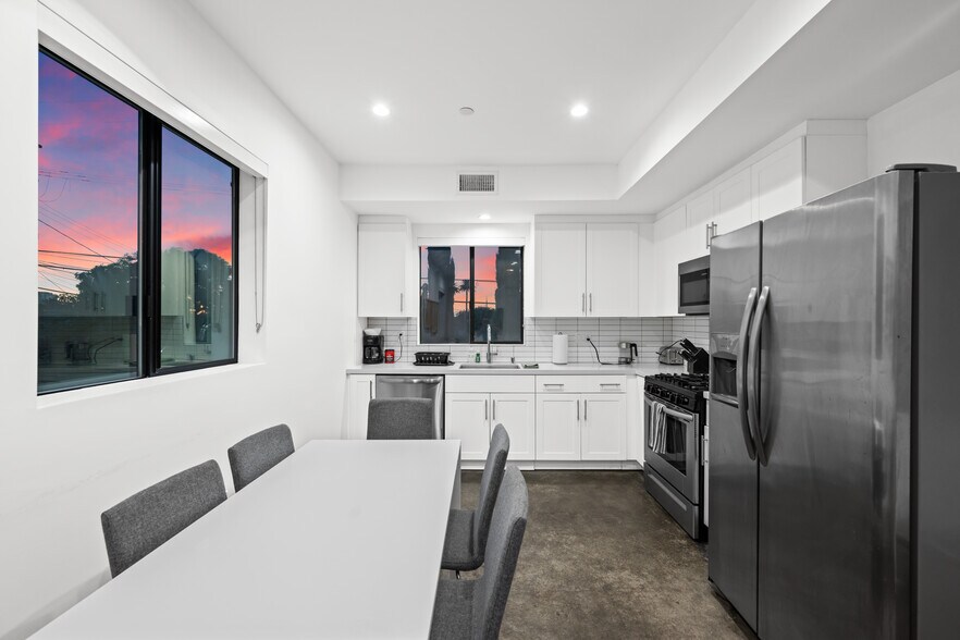 More Photos Of 2301 S Cloverdale Ave, Los Angeles Apartments For Sale