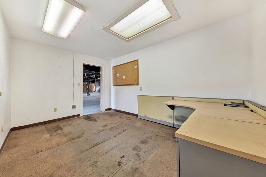 More Photos Of 98 Sproul St, McKees Rocks Truck Terminal For Sale