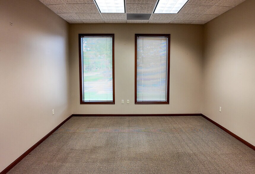 More Photos Of 1609 W 1st St, Sioux Falls Light Distribution For Sale