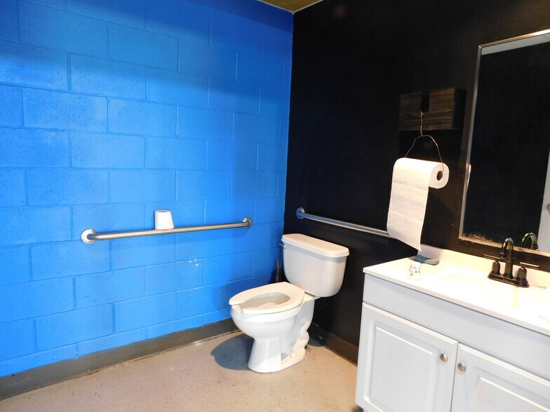 More Photos Of 5145 Commercial Dr, Melbourne Warehouse For Lease