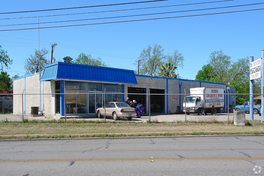 Primary Photo Of 1403 Fredericksburg Rd, San Antonio Auto Repair For Sale
