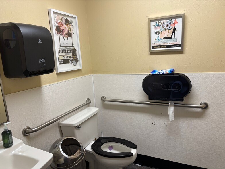 More Photos Of 434 S West St, Wichita Freestanding For Lease