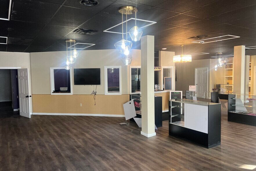 More Photos Of 276 North Ave, Burlington General Retail For Sale