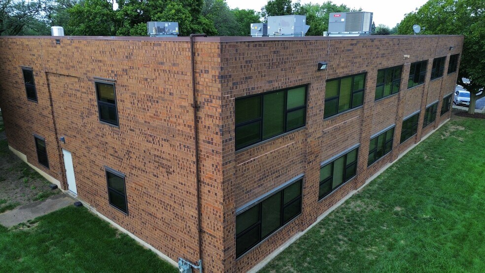 More Photos Of 305 W Briarcliff Rd, Bolingbrook Office For Lease