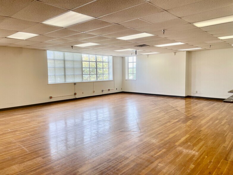 More Photos Of 216 E College St, Seguin Flex For Sale