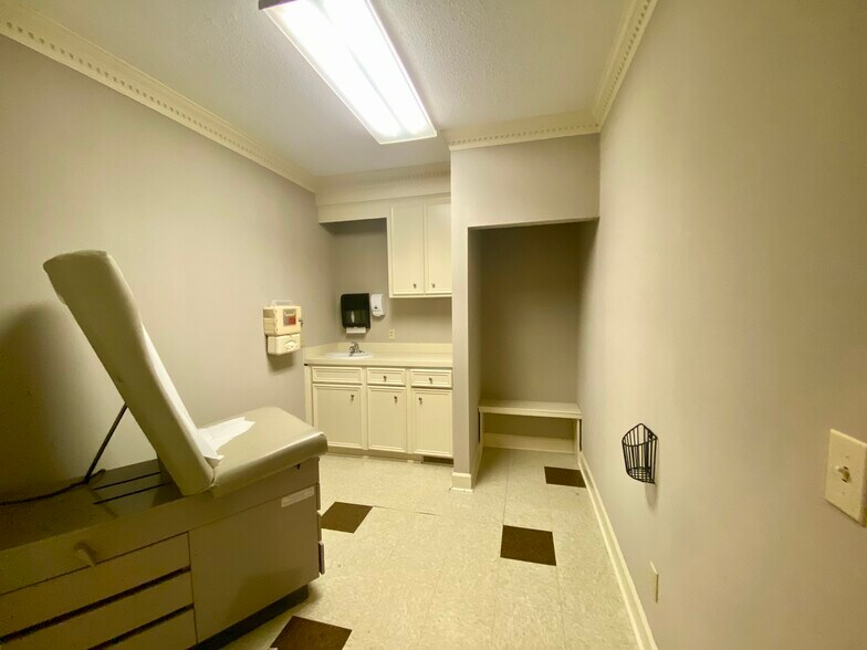 More Photos Of 7041 St Andrews Rd, Columbia Medical For Lease
