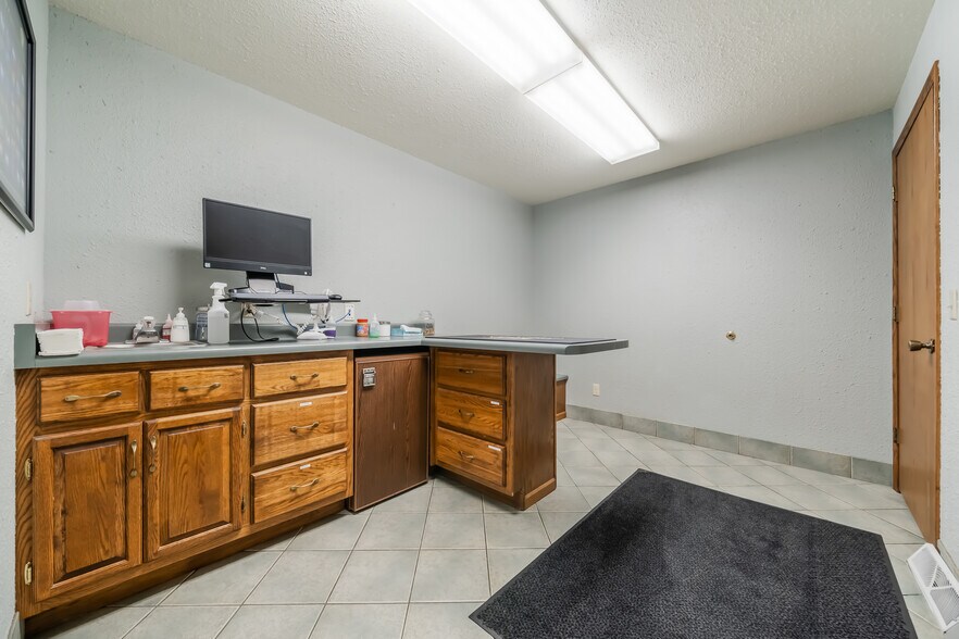 More Photos Of 645 Hawthorne Dr, Omro Veterinarian Kennel For Sale