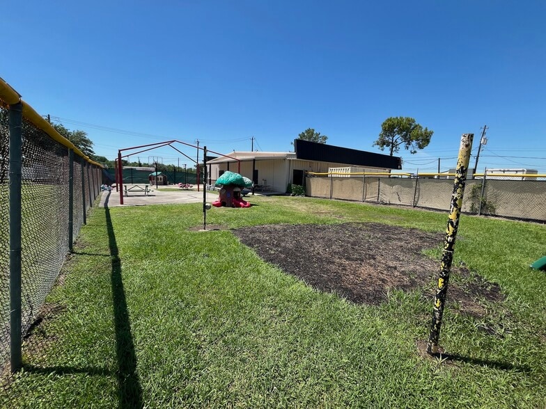 More Photos Of 3111 S Main St, Pearland Warehouse For Sale