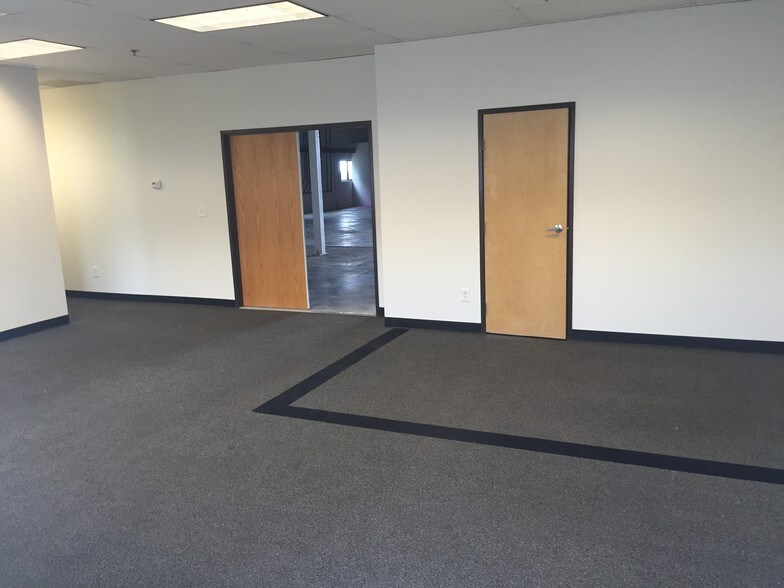 More Photos Of 1740 Skyway Dr, Longmont Warehouse For Lease