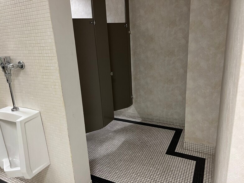 More Photos Of 211 W Wacker Dr, Chicago Office For Sale