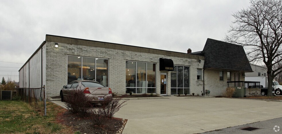 More Photos Of 10691 Kenwood Rd, Cincinnati Showroom For Lease