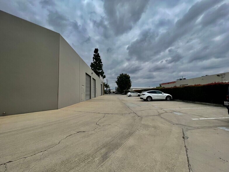 More Photos Of 1434-1440 W Taft Ave, Orange Light Distribution For Lease