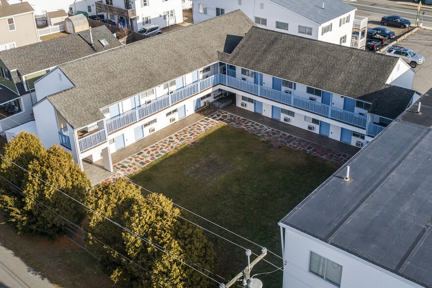 More Photos Of 198 Ashworth Ave, Hampton Hotel For Sale