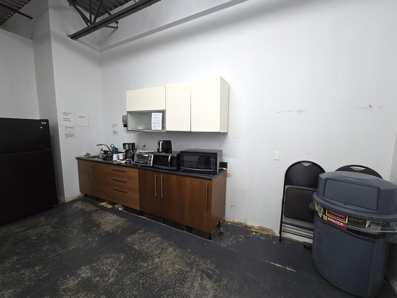 More Photos Of 2700-2760 Boul Daniel-Johnson, Laval Warehouse For Lease