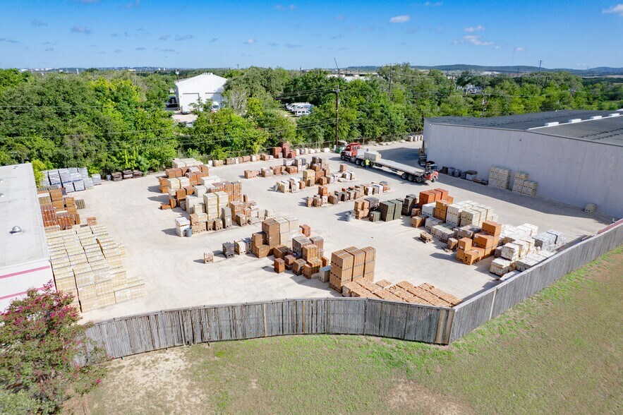 More Photos Of 16119 College Oak, San Antonio Showroom For Lease