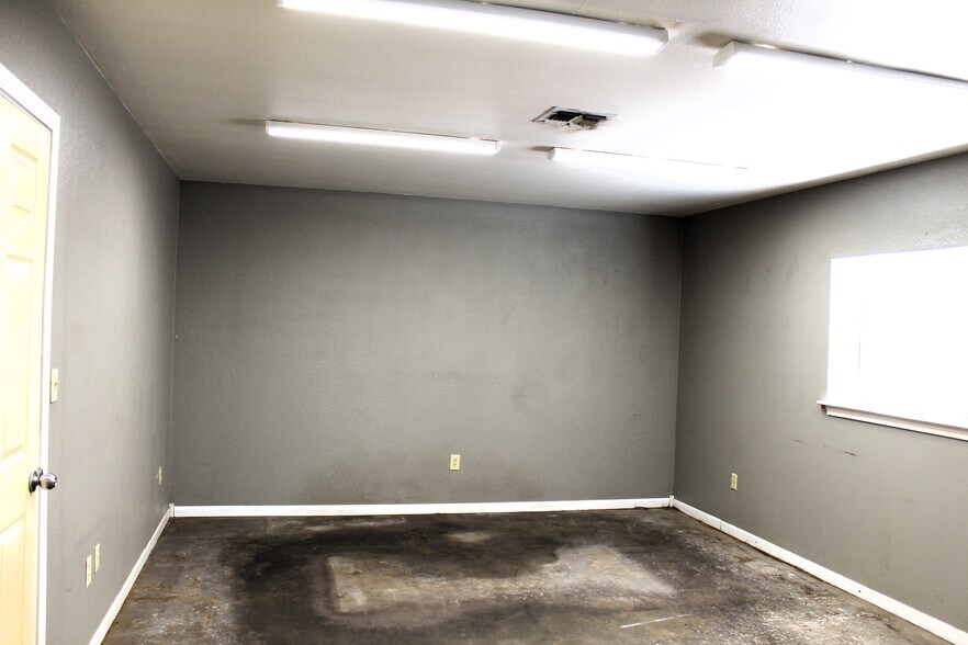 More Photos Of 1810 Barnett Dr, Weatherford Warehouse For Lease