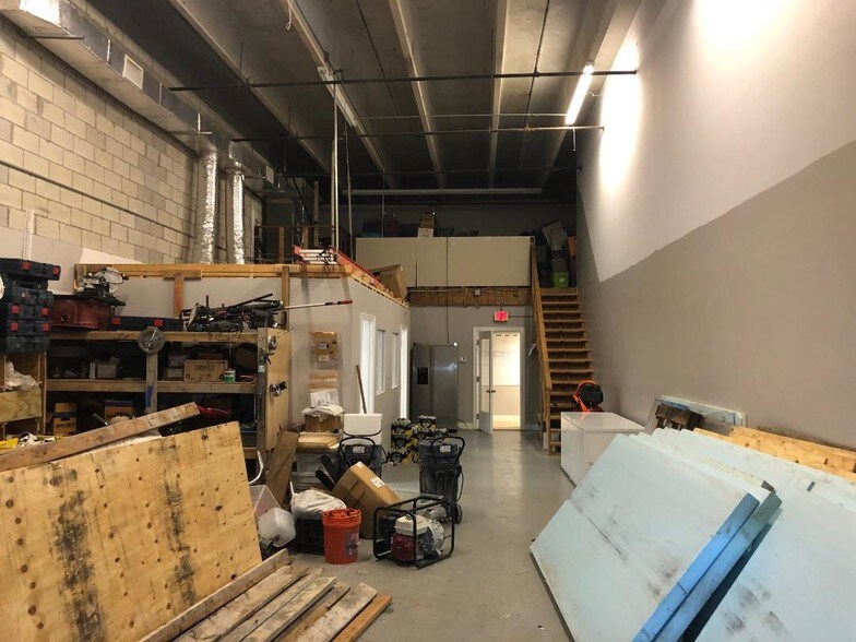 More Photos Of 10180 Riverside Dr, Palm Beach Gardens Warehouse For Lease