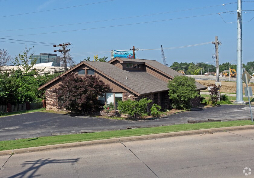 Primary Photo Of 5746 E Skelly Dr, Tulsa Freestanding For Lease