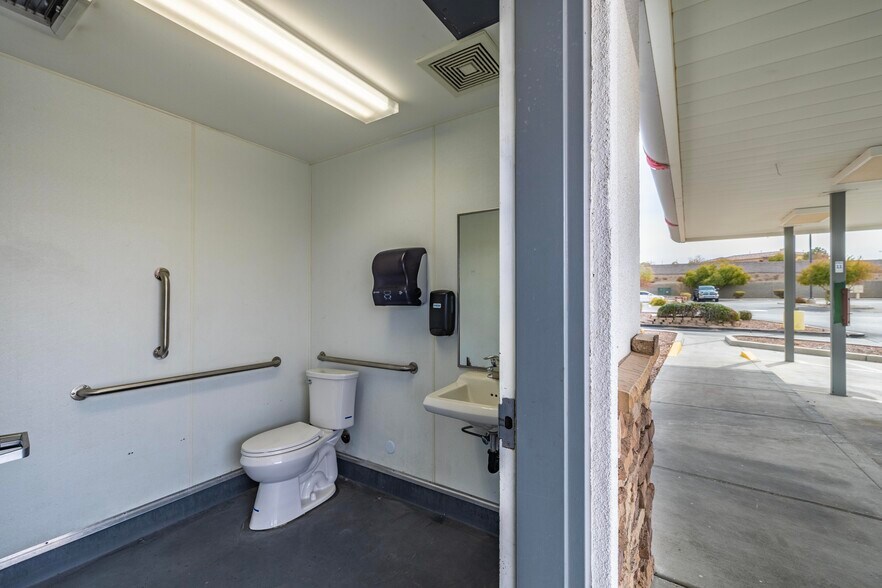 More Photos Of 1426 E Lake Mead Pky, Henderson Fast Food For Sale