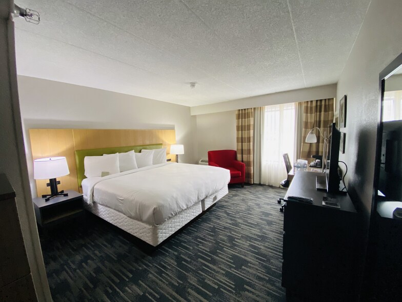 More Photos Of 1301 W Bond Cir, Lincoln Hotel For Sale