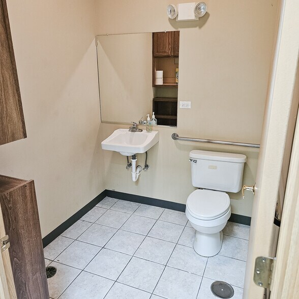 More Photos Of 473 Park Ave, Lake Villa Warehouse For Sale