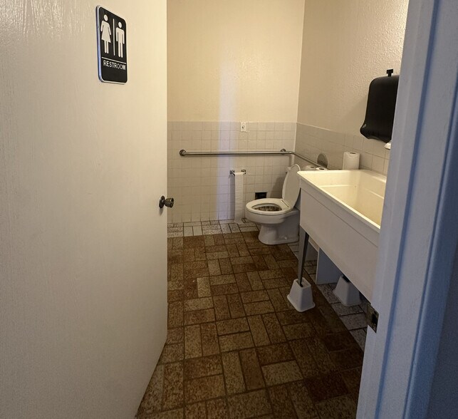More Photos Of 14415 E Sprague Ave, Spokane Unknown For Lease