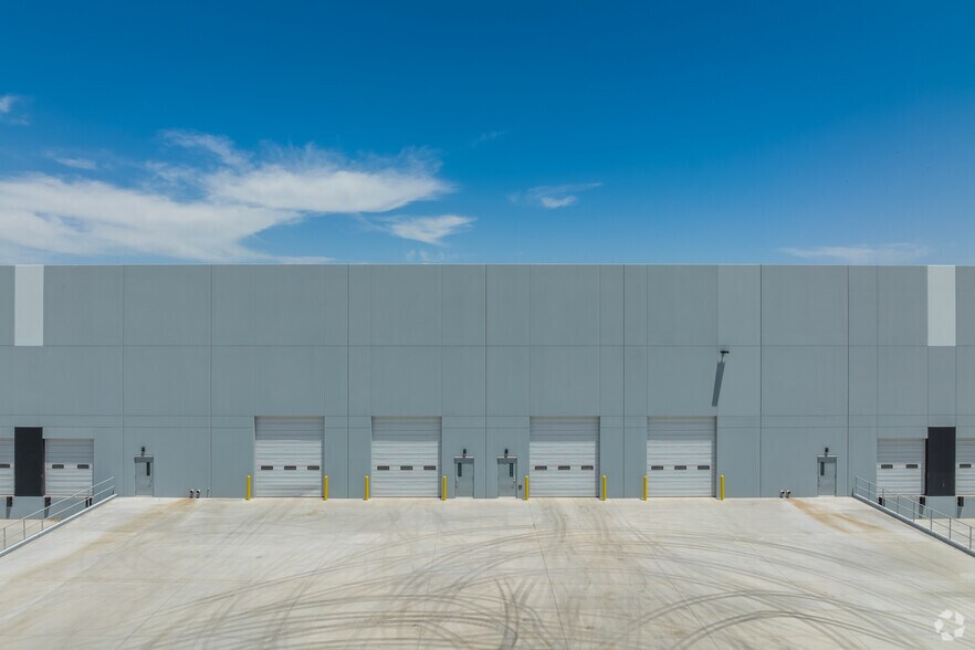 More Photos Of 7860 N 106th Ave, Glendale Warehouse For Lease