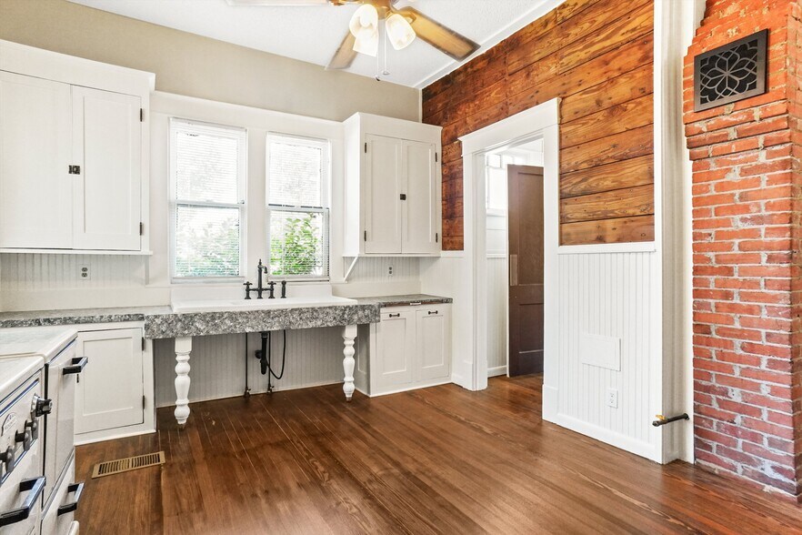 More Photos Of 1116 Lamar Ave, Paris Office For Sale