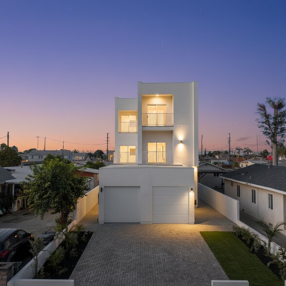 Primary Photo Of 10905 Dalerose Ave, Inglewood Multifamily For Sale