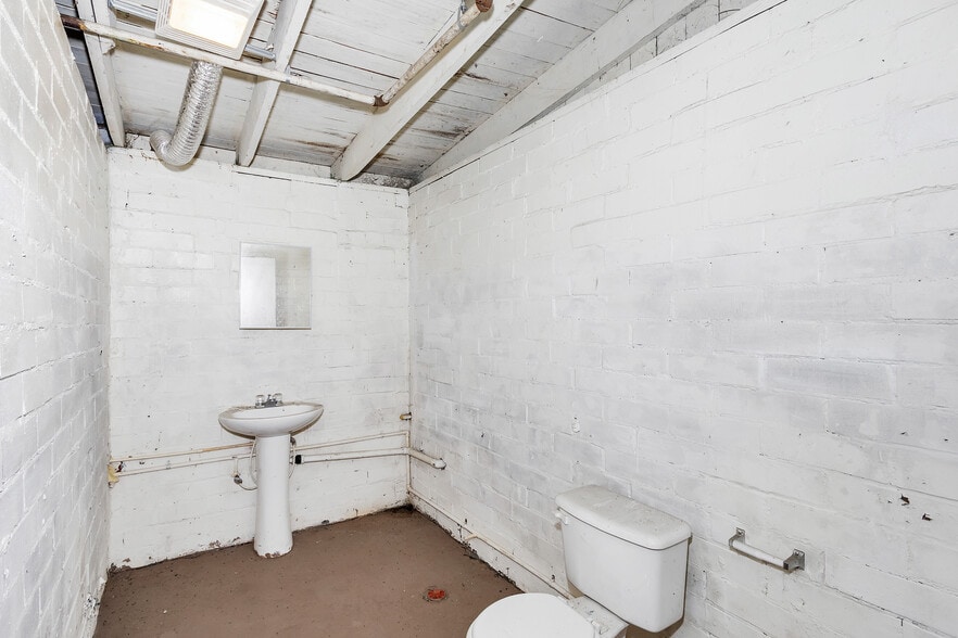 More Photos Of 121 Trotter Industrial Ln, Saluda Warehouse For Lease