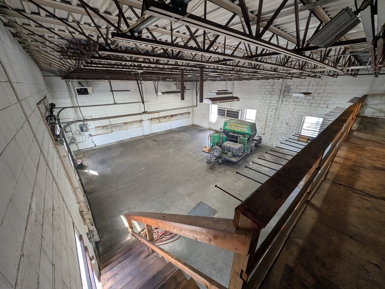 More Photos Of 57 Plainfield Ave, Bedford Hills Warehouse For Lease