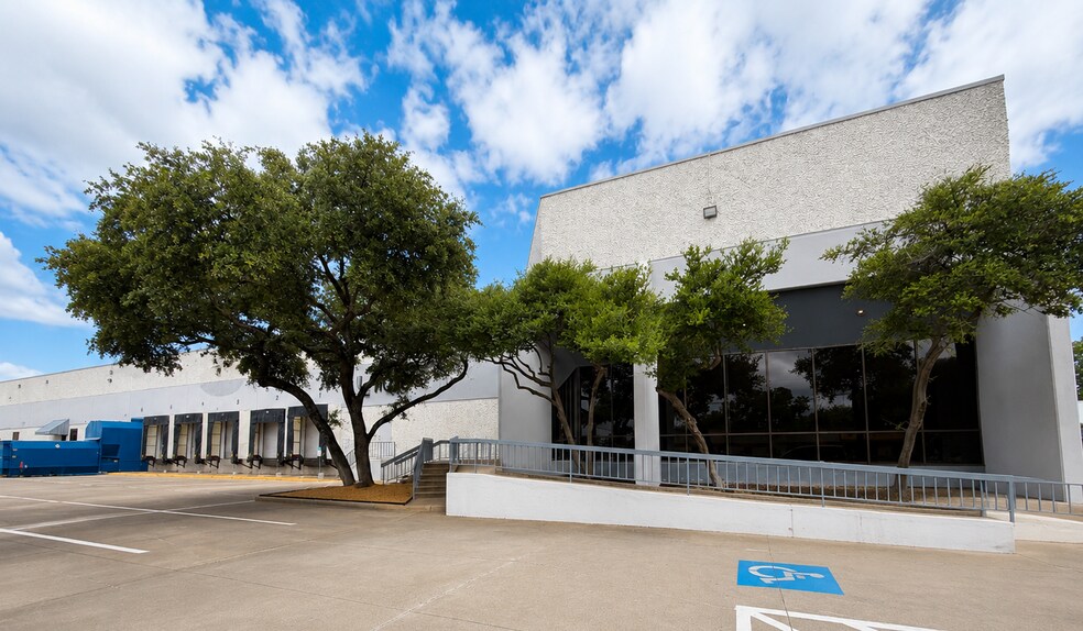 More Photos Of 11025-11035 Switzer Ave, Dallas Distribution For Lease
