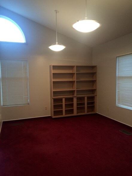 More Photos Of 8790 E Market St, Warren Medical For Sale