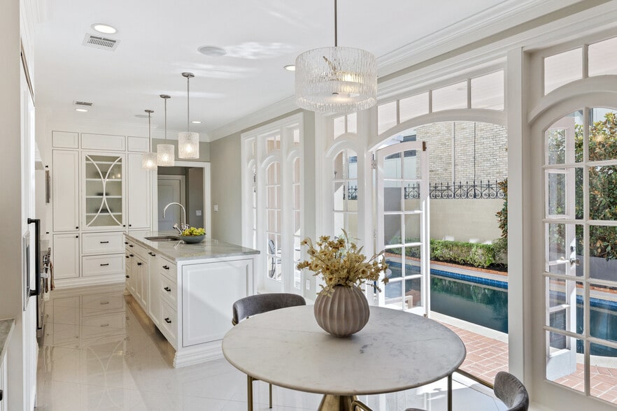 More Photos Of 1810 W 35th St, Austin Specialty For Sale