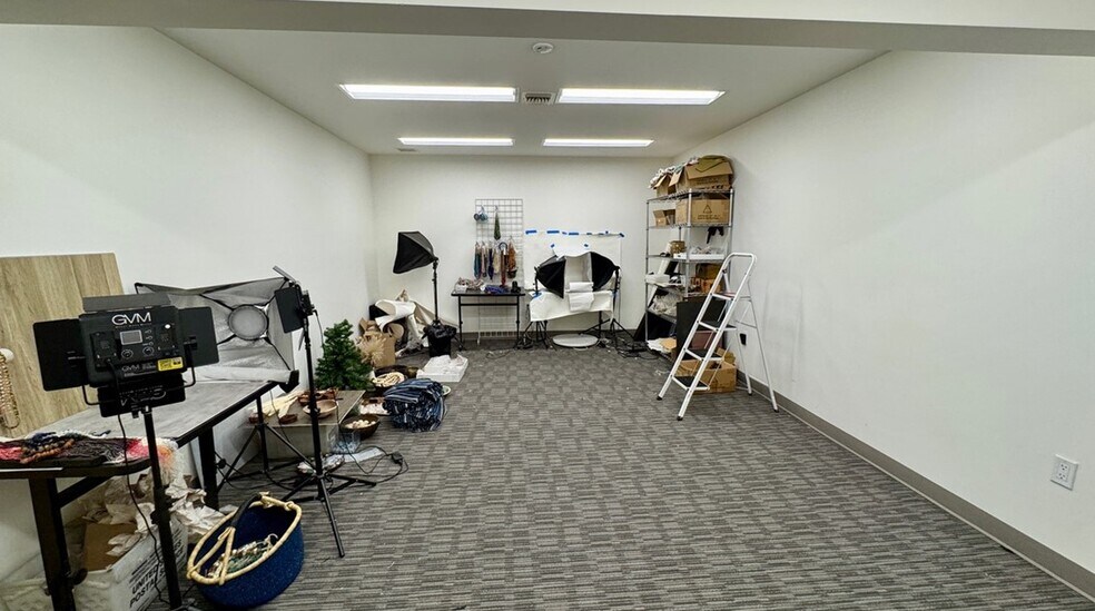 More Photos Of 18320-18330 Oxnard St, Tarzana Warehouse For Lease