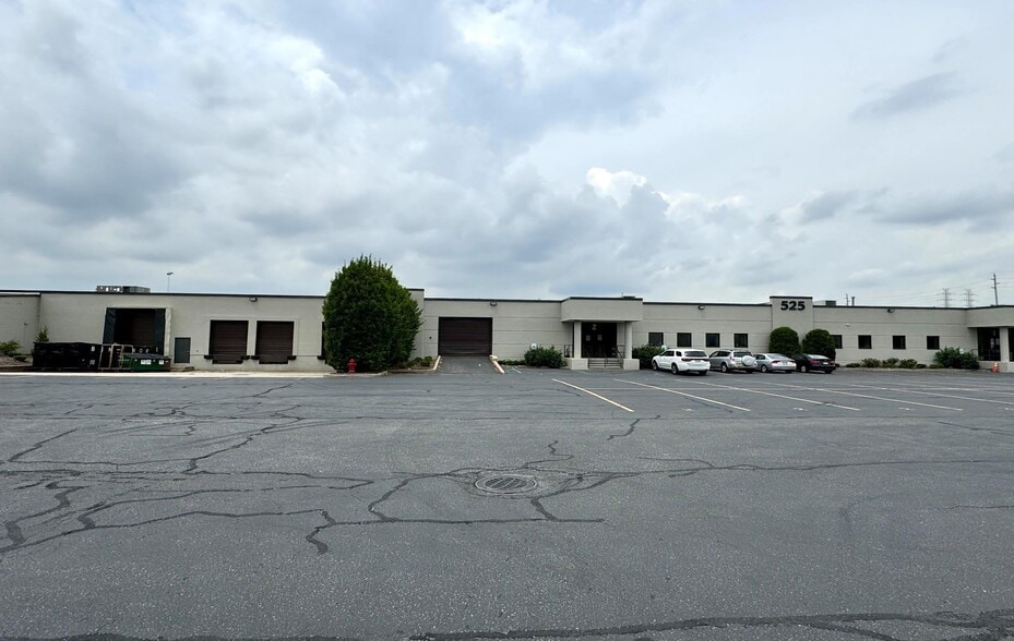 More Photos Of 525 Main St, Belleville Distribution For Lease