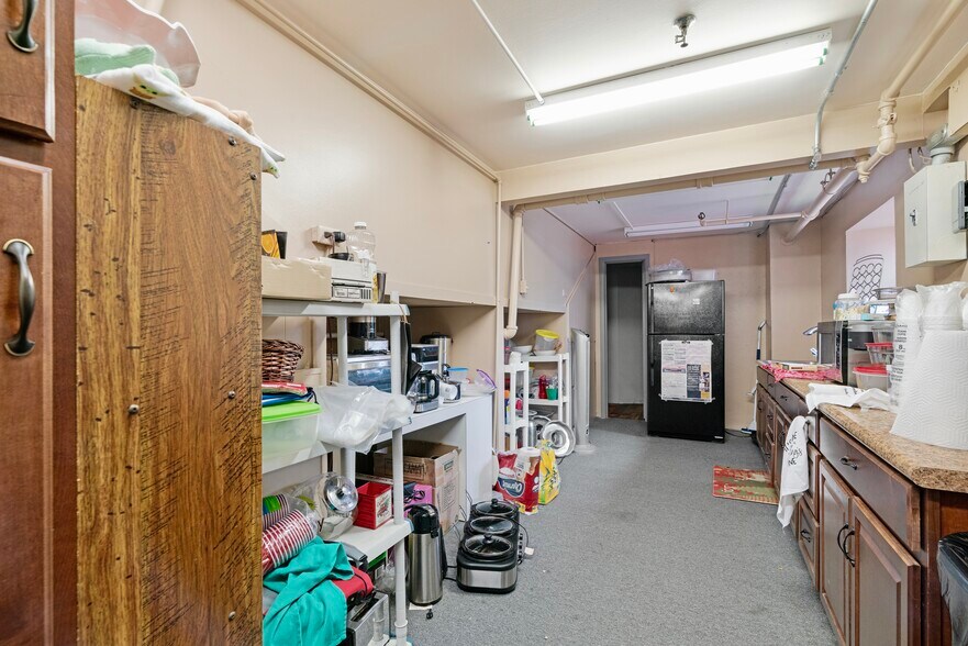 More Photos Of 20 North Plz, Paris General Retail For Sale