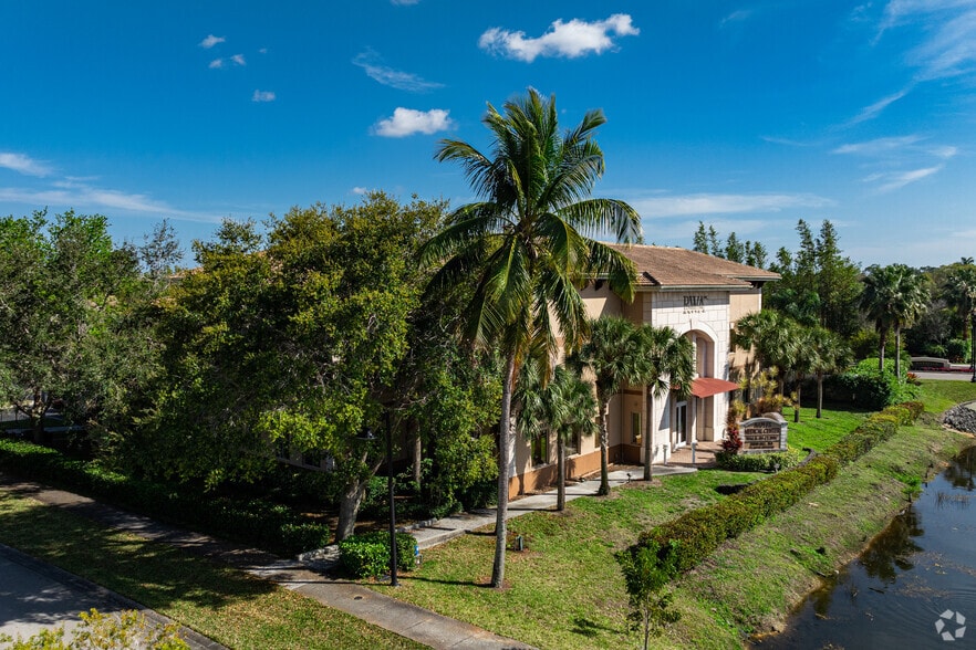 More Photos Of 6610 Willow Park Dr, Naples Medical For Lease