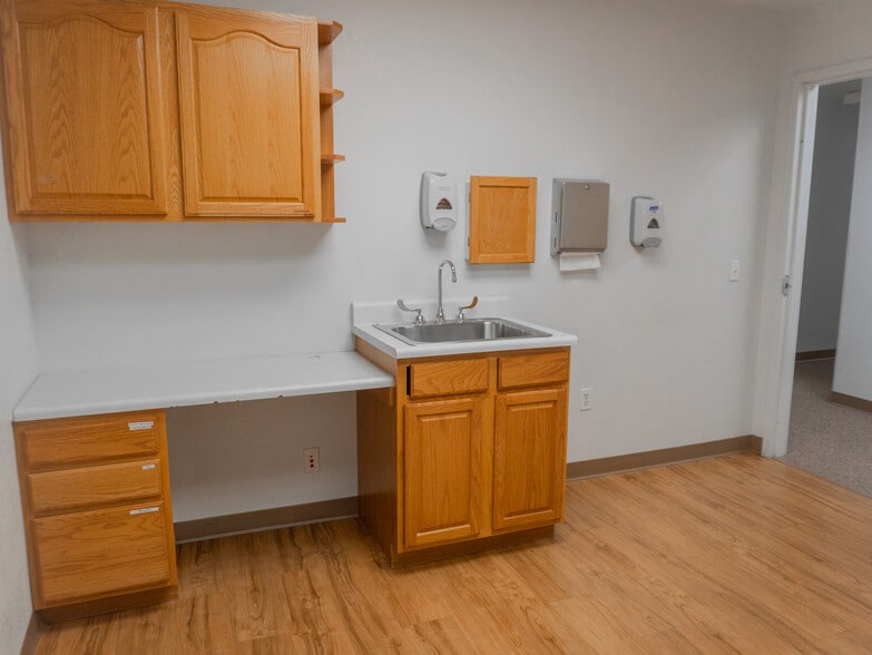 More Photos Of 1604 2nd Ave, Council Bluffs Office For Sale