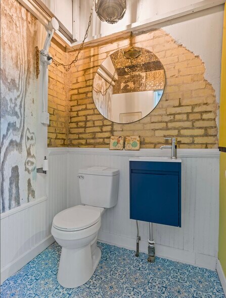 More Photos Of 105 E San Antonio St, Lockhart Storefront Retail Office For Sale