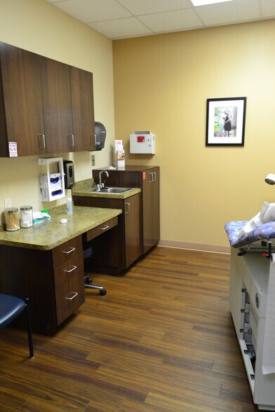 More Photos Of 16301 Fishhawk Blvd, Lithia Medical For Lease