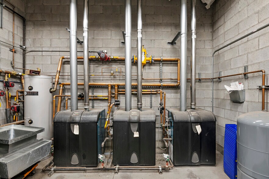 More Photos Of 371 Prospector Dr, Evanston Freestanding For Sale