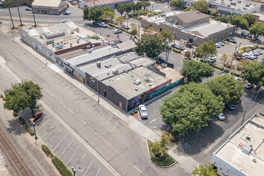 More Photos Of 132 S 1st St, Turlock Storefront For Sale