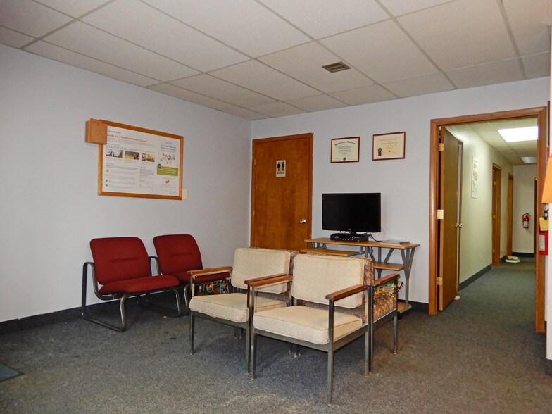 More Photos Of 25400-25430 Goddard Rd, Taylor Medical For Sale
