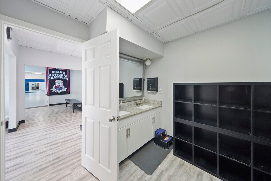 More Photos Of 25020 Oakhurst Dr, Spring Warehouse For Sale