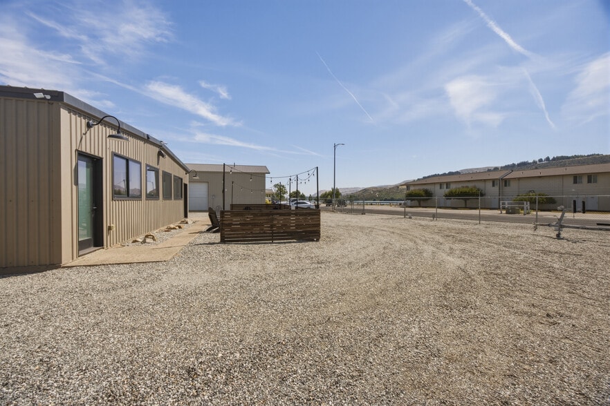 More Photos Of 102 E Lakeshore Dr, Pateros Auto Repair For Sale