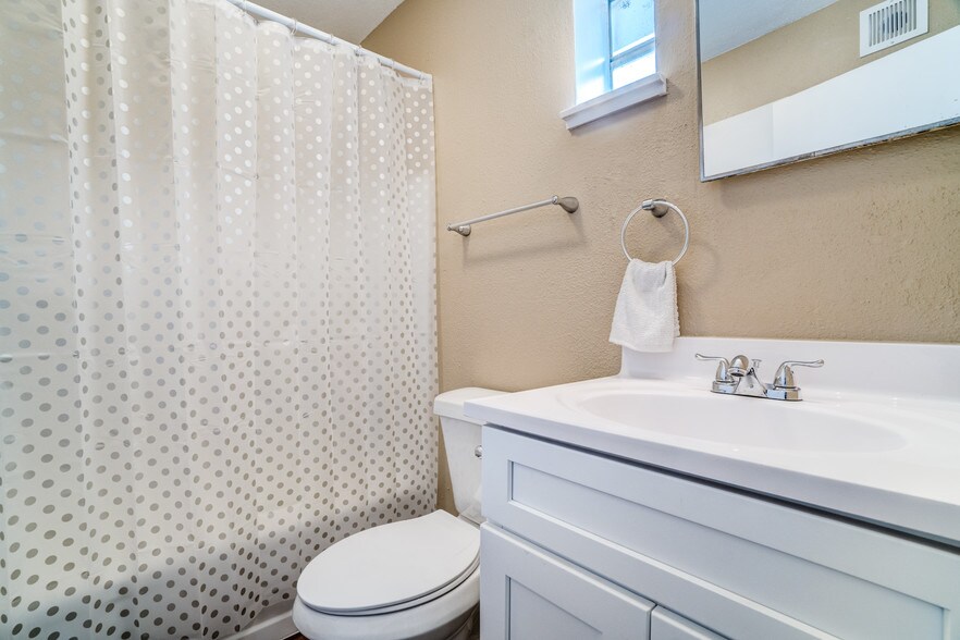 More Photos Of 216 Lucas St, San Antonio Apartments For Sale